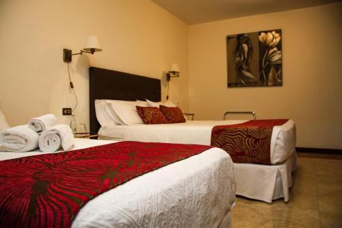 a hotel room with two beds and a painting on the wall at Il Sogno di Gio de la Laguna in La Laguna