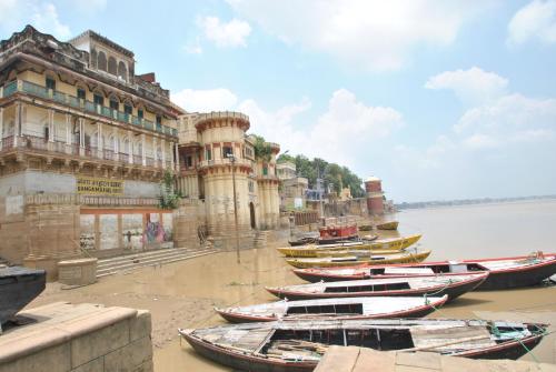 un grupo de barcos están alineados en la playa en Hotel Heritage Inn at Assi Ghat, en Varanasi
