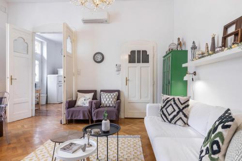 ブダペストにあるBest Stay Apartmentのリビングルーム(白いソファ、テーブル付)