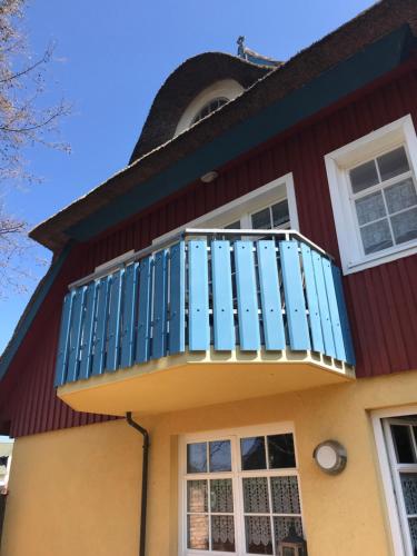 a balcony on top of a house at "Bootsmannskammer" by Ferienhaus Strandgut in Born