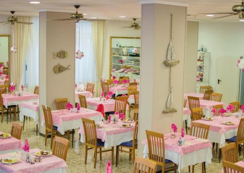 Hotel Solmar tesisinde bir restoran veya yemek mekanı