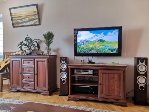 En tv och/eller ett underhållningssystem på Tadas Apartaments
