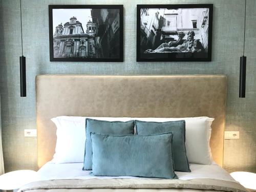 a bedroom with three pictures above a bed at BRAKKO 45 in Naples