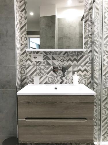 a bathroom with a sink and a mirror at BRAKKO 45 in Naples