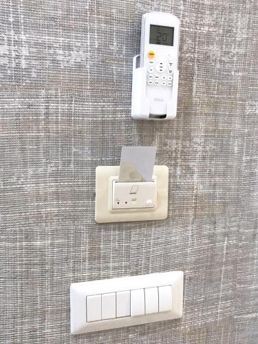 a cell phone and a scale on a table at BRAKKO 45 in Naples