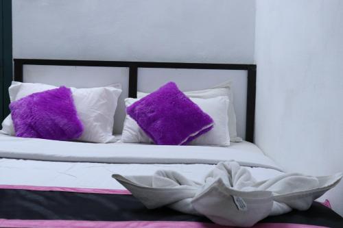 Giường trong phòng chung tại Munnar Heritage Cottage