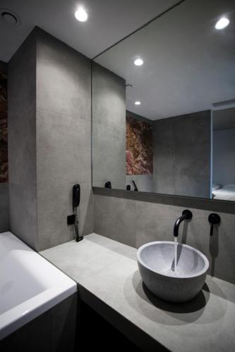 Bilik mandi di Art Suites Korai