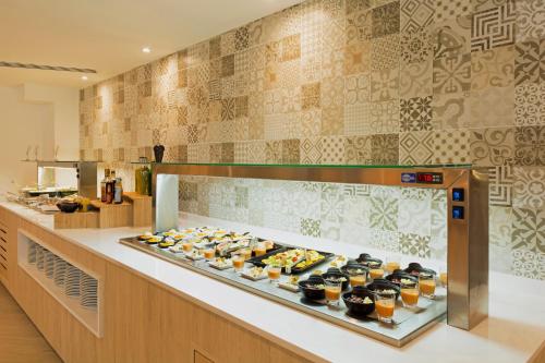 Makanan di atau berdekatan hotel