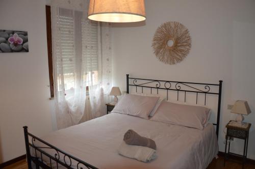 una camera da letto con un letto con un cappello sopra di Casa di Giulia a Perugia