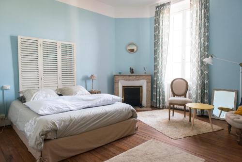 Säng eller sängar i ett rum på Chambres d'hôtes le Domaine de Lugazaut