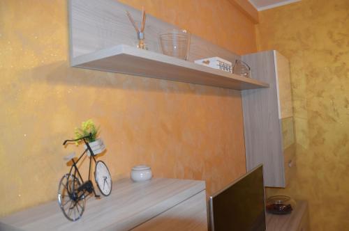 una bicicletta seduta su uno scaffale in una stanza di Casa di Giulia a Perugia