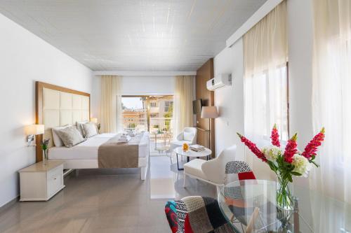 een woonkamer met een bank en een tafel bij King Jason Paphos - Designed for Adults by Louis Hotels in Paphos City