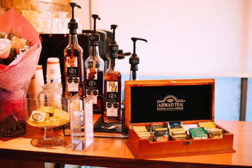 Hostal La Cumbre في تيموكو: صندوق خشبي مع زجاجات من الكحول على طاولة