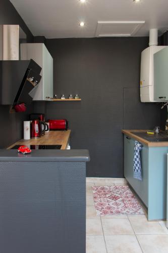 une cuisine avec un comptoir bleu et un comptoir dans l'établissement la Casa D'estève, à Bourges