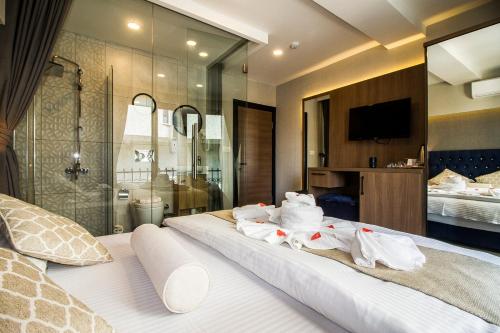 Ett badrum på Hit Suites Avcilar Hotel