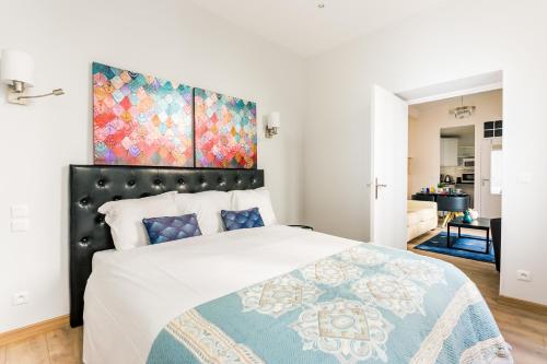 - une chambre avec un grand lit et une grande peinture murale dans l'établissement Marais Saint Paul Ecouffes with AC, à Paris