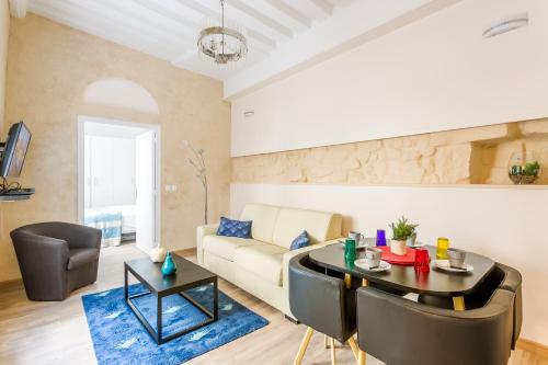 un salon avec un canapé et une table dans l'établissement Marais Saint Paul Ecouffes with AC, à Paris