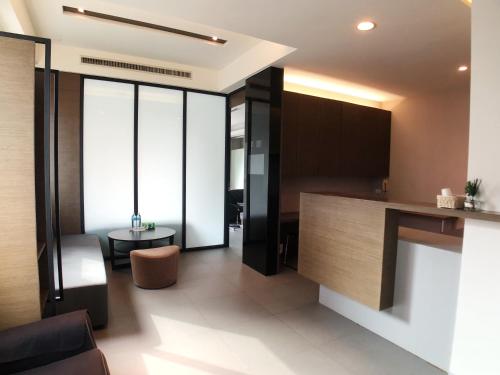 eine Bürolobby mit einem Schreibtisch und einem Tisch in der Unterkunft 台南圈旅 in Tainan