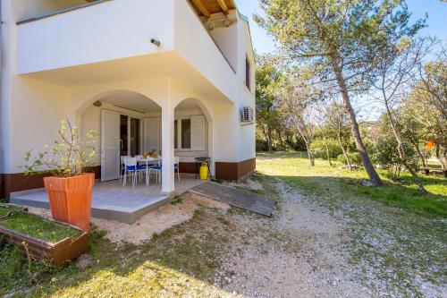 Un jardín fuera de Apartment in pinewood near the sea