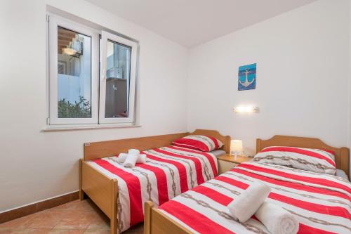 Una cama o camas en una habitación de Apartment in pinewood near the sea