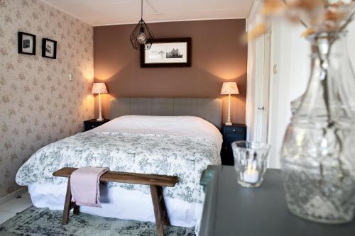 a bedroom with a bed and a table at Het Ankertje (Oosterhaven) in Medemblik