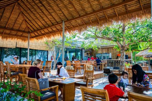 Villa Cha-Cha Krabi Beachfront Resort tesisinde bir restoran veya yemek mekanı