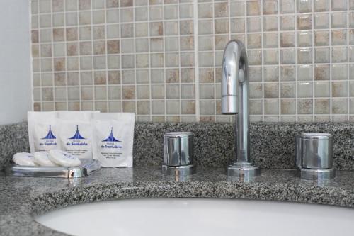 Bilik mandi di Hotel do Santuário