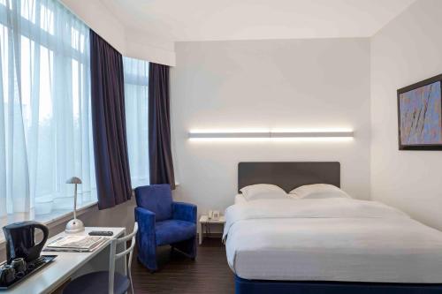 Кровать или кровати в номере Hôtel Argus by happyCulture