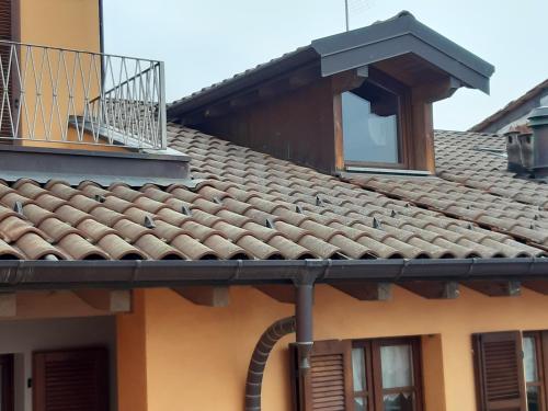 a roof of a house with a balcony at Ca' De' Mumi in Luino