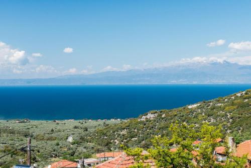 a view of a large body of water at Mario's house in Kallirakhi