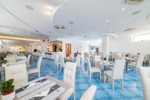 Hotel Sole Splendid tesisinde bir restoran veya yemek mekanı