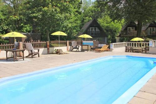 Piscina a Cornwall Countryside Lodges "Reserve Worldwide" Honicombe o a prop