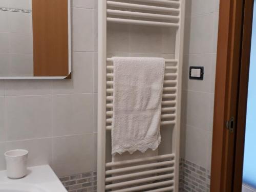 a towel hanging on a towel rack in a bathroom at La casa di Giò in Montesilvano