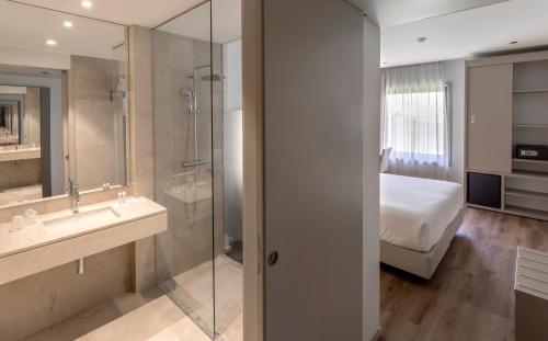 Et badeværelse på Oporto Airport & Business Hotel