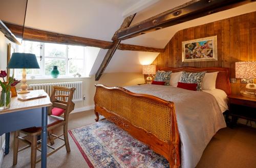 Un pat sau paturi într-o cameră la The Crown Inn, Church Enstone