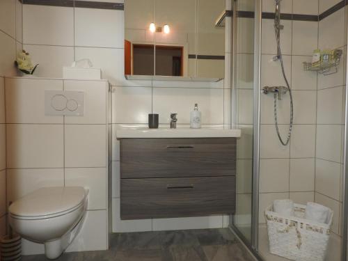 łazienka z toaletą, umywalką i prysznicem w obiekcie Warmbad Apartments w Villach
