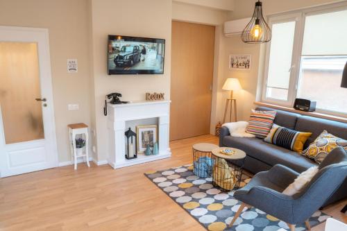 TV a/nebo společenská místnost v ubytování Apartment Audrey by SofiaSpot - central, metro to airport