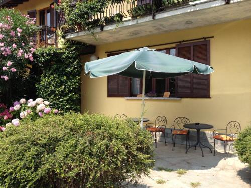 an umbrella sitting on a patio in front of a building at Casa Pini in Griante Cadenabbia