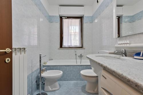 Een badkamer bij Fortino Roomy Apartment