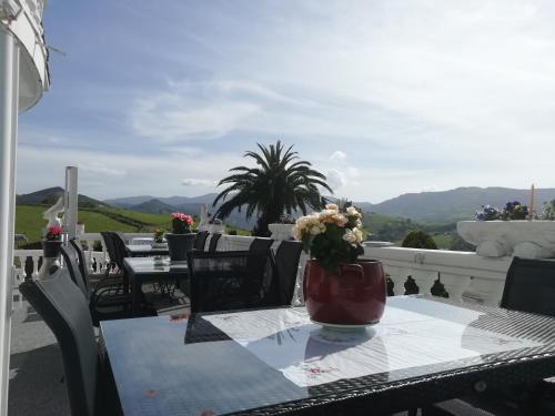 a table with a vase of flowers on it at Agroturismo Pagoederraga in Orio