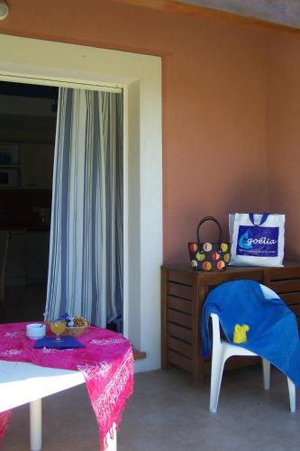 - une chambre avec une table, un lit, une table et une chaise dans l'établissement Résidence Goélia Cap Bleu, à Carro