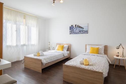 1 Schlafzimmer mit 2 Betten und einem Tisch in der Unterkunft Castropola Apartment in Pula