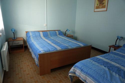 ビスカロッスにある22 RUE DES LIBELLULES -090のベッドルーム1室(ベッド2台、ナイトスタンド2台付)