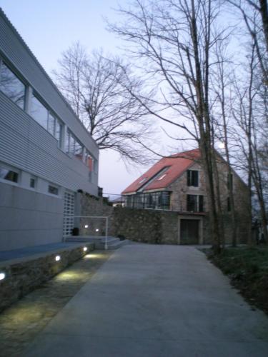 a walkway next to a building next to a building at PR Albeitaría in Reis