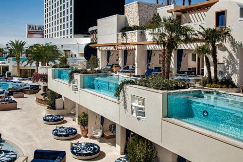 een afbeelding van een hotel met zwembad bij Palms Casino Resort in Las Vegas