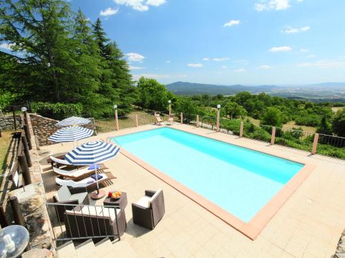 una piscina con 2 sombrillas y 2 sillas en Holiday Home La Fornace by Interhome, en Roccastrada