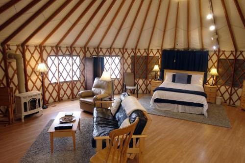 een yurt met een bed en een bank in een kamer bij StoneWind Retreat in Chester