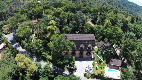 an aerial view of a house in the middle of a forest at Pousada Solar das Montanhas in Penedo