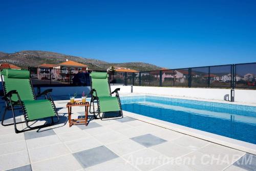 Bazén v ubytovaní Luxury apartment Charm with pool alebo v jeho blízkosti