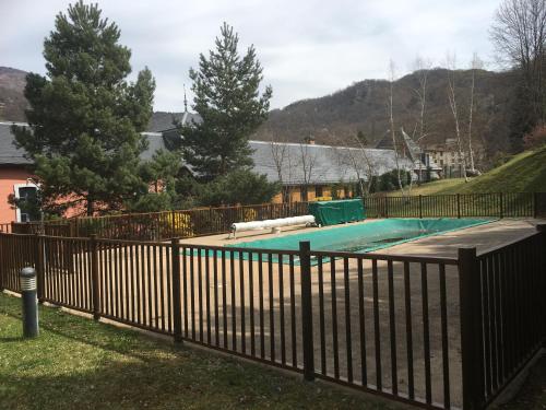 Vue sur la piscine de l'établissement Résidence Les Trois Domaines ou sur une piscine à proximité